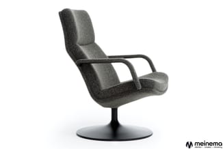 Grijze draaifauteuil met hoge rugleuning en armsteunen op zwart voetsteuk, zijprofiel tegen witte achtergrond.