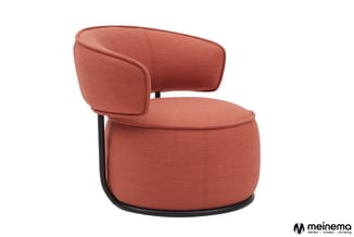 Rode gestoffeerde fauteuil met gebogen rugleuning en zwart metalen onderstel, zijaanzicht.