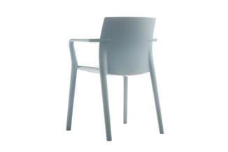 Grijsblauwe kunststof stoel met armleuningen, minimalistische vormgeving, staande tegen witte achtergrond.