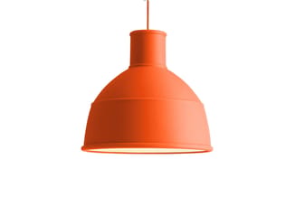 Oranje hanglamp met koepelvormige kap, cylindrische ophanging en open onderkant.