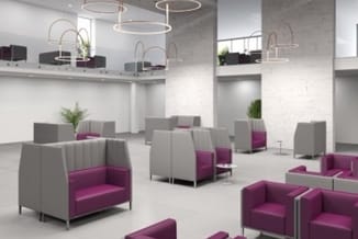 Modern kantoor met grijze en paarse loungefauteuils, hangende cirkelverlichting, witte muren en grijs betonlook accent.