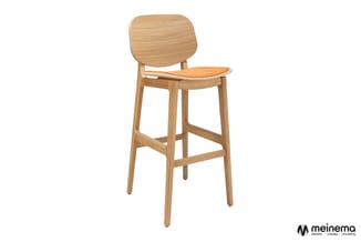 Houten barstoel met naturel houten frame, geronde rugleuning en oranje zitting tegen witte achtergrond.