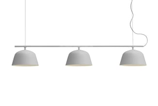 Hangende verlichtingsset met drie grijze koepelvormige lampenkappen aan een horizontale rail, inclusief draadbevestiging.