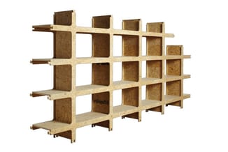 Modulaire kastenwand van spaanplaat in licht houtkleur met open vakken, vijf kolommen en vier rijen, tegen witte achtergrond.