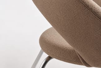 Detail van warm taupe bekleding en de ronde vorm van Artifort Nina