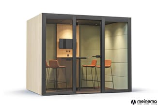 Moderne belcel met lichte houten zijwand, donker aluminium frame, glaswanden met groen akoestisch paneel, houten inrichting m