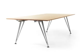 Vergadertafel met licht houten blad en grijs aluminium onderstel met vier schuine poten op zwarte voetjes.