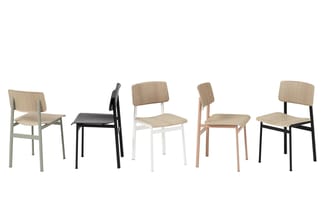 Zes houten stoelen met verschillende frame- en zitkleurkombinaties: grijsgroen, zwart, wit, roze en zwart frame.