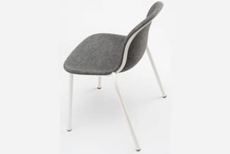 Grijze stoel met gestoffeerde zitting en gebogen rugleuning, wit metalen pootframe, geïsoleerd op witte achtergrond.
