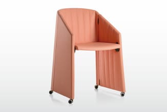Gestoffeerde stoel in koraalroze met verticale stiksels, afgeronde rugleuning, wielen, op witte achtergrond.