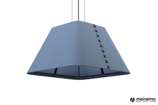 Blauwe akoestische hanglamp met trapeziumvorm, zwarte decoratieve stiksels aan zijkant, ophangkoord zichtbaar.