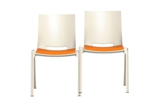 Twee stapelbare kantinestoelen met crèmekleurige kunststof zitting, oranje zitstrook en grijze metalen frame.