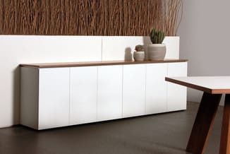 Witte dressoir met houten bovenblad en zwart onderstel, voorzien van cactusen in beige potten, in moderne kantooromgeving met