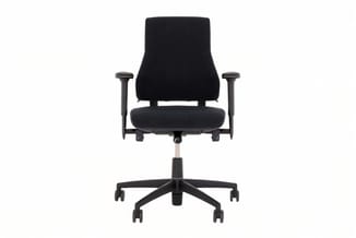 Groene bureaustoel met ergonomische rugsteun en zitting, zwarte armleuningen en zwart onderstel met wielen, frontaal gepositi