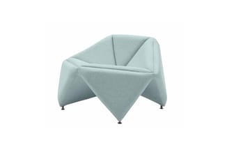 Lichtblauwe fauteuil met geometrische, vouwen design en metalen poten op witte achtergrond.