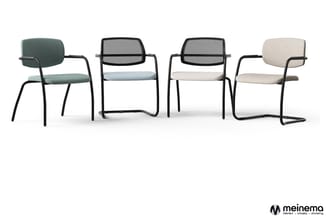 Vier kantoorstoel modellen met zwart metalen frame, in groen, grijs, beige en crème met mesh- en gestoffeerde rugleuningen.