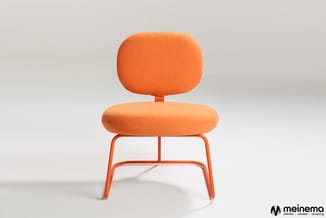 Moderne stoel met oranje gestoffeerde zitting en rugleuning, oranje metalen frame, tegen neutrale grijze achtergrond.