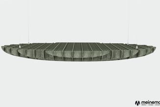 Hangende akoestische panelen in groen vilt met geometrisch patroon, gezien van opzij tegen lichte achtergrond.