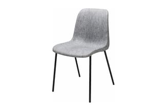 Grijze stof stoel met zwarte metalen poten, minimalistisch design, fronaal gepositioneerd tegen witte achtergrond.