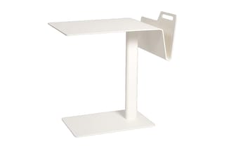 Witte bijzettafel met rechthoekig blad, centraal zuilvormig onderstel en geïntegreerde tijdschriftenhouder aan zijkant.