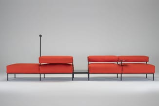 Modulaire bankserie in rood/oranje met donkergrijs metalen frame en antenne-detail, uitgevoerd als losse zitelementen in mini