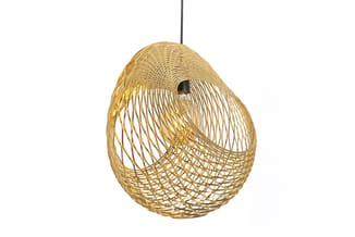 Hangende lamp met eivoormige structuur van gevlochten natuurlijk materiaal, zwart ophangsnoer, lichtbron zichtbaar in opening
