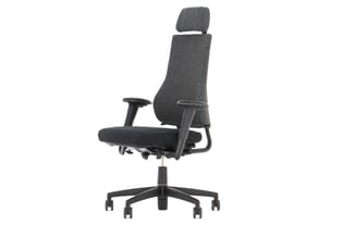 Ergonomische bureaustoel met donkergrijs gestoffeerde zitting en rugleuning, zwarte armleuningen en vijfpunts wielbasis, zwar