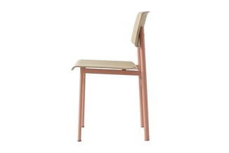 Houten stoel met roze metalen frame, beige zitting en rugleuning, zijaanzicht tegen witte achtergrond.