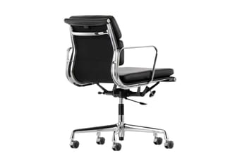 Bureaustoel met zwart leren zitting, chromen frame, armleuningen en wieltjes, draaibaar onderstel.
