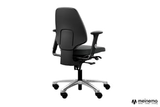 Zwarte ergonomische bureaustoel met hoge rugleuning, verstelbare armleuningen en aluminium kruisvoet met zwenkwielen, tegen w
