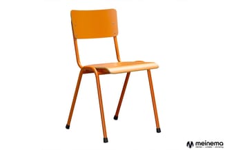 Oranje stapelstoel met houten zitting en rug, metalen frame, zwarte voetdoppen, vrijstaand tegen witte achtergrond.