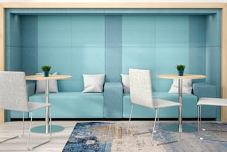 Modern kantoorruimte met turquoise akoestische wandpanelen, twee houten tafels met grijze stoelen, turquoise zitbank en blauw
