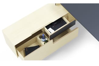 Lichte houten kast met open bovenlade waarin zwarte elektronische apparatuur en documenten, onderlade met zwarte map en fless