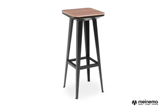 Hoge bartafel met zwart metalen frame en vierkant tafelblad in walnoot houtnerf, voorzien van voetsteun.