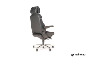 Grijze ergonomische bureaustoel met hoofdsteun, armleuningen en gasveer op wieltjes, fronale weergave.