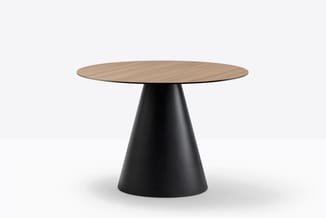 Ronde vergadertafel met naturel houten blad en zwarte conische voet op witte achtergrond.