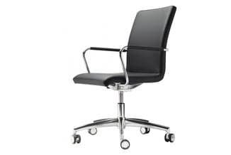 Moderne kantoorstoel met zwarte bekleding, chromen frame, armsteunen en wieltjes op wit geïsoleerde achtergrond.