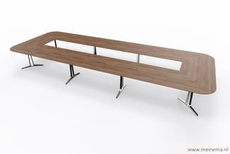 Lange vergadertafel met natuurkleurig houten blad en zwarte metalen onderstel, rechthoekige vorm met afgeronde hoeken.