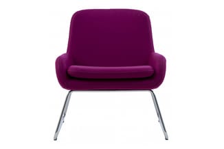 Paarse fauteuil met afgeronde vormen, zitschaal en rug bekleed met stof, chromen sled-poten, frontaal gefotografeerd.