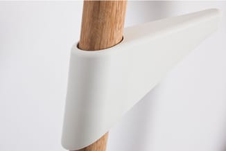 Wit kantoormeubel met houten poten, detail van verbinding tussen wit en natuurlijk hout.