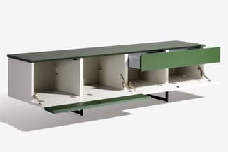 Kantoor werkplek met groen blad, witte zijkanten, donkergroen werkblad, vier open compartimenten met kanteldeuren en groen la