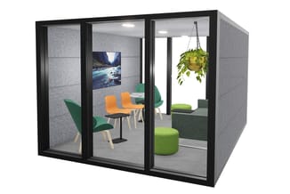 Kantoorcel met zwart aluminium frame en grijze akoestische wanden, ingericht met groene en oranje stoelen, groen poef, hangpl