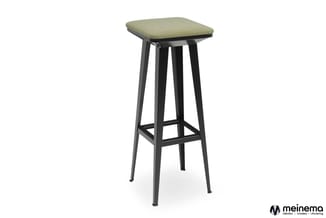 Barkruk met zwart metalen frame en groene zitting op witte achtergrond.