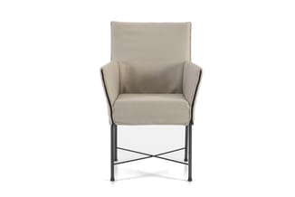 Beige stoffen fauteuil met armleuningen en metalen kruisonderstel op witte achtergrond.
