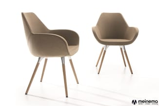Twee beige stoelen met armleuningen, houten poten en metalen accenten, weergegeven van voor- en zijkant.