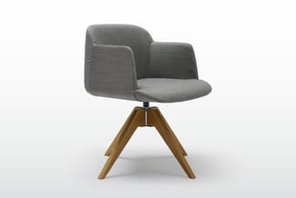 Quinti Deep collectie met grijze stoffen bekleding, geïntegreerde armleuningen en een houten kruisvoet