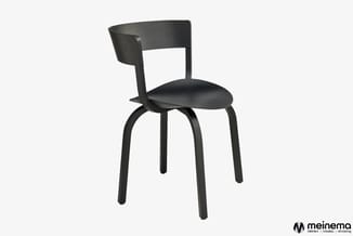 Zwarte houten stoel met gebogen zitting, gebogen rugleuning en vier gebogen poten op wit oppervlak.