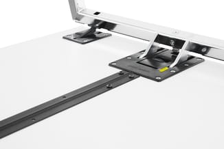 Montagebalk voor bureauscherm met zwarte metalen beugels, witte aluminium rail en gele indicatormarkeringen.