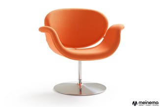 Oranje draaibare loungestoel met afgeronde vormen, stalenvoet en metalen zuil op wit oppervlak.