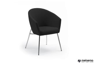 Zwarte stoel met afgeronde rugleuning, zitgedeelte en armsteunen. Metalen poten in zilvergrijs. Moderne loungestyle.
